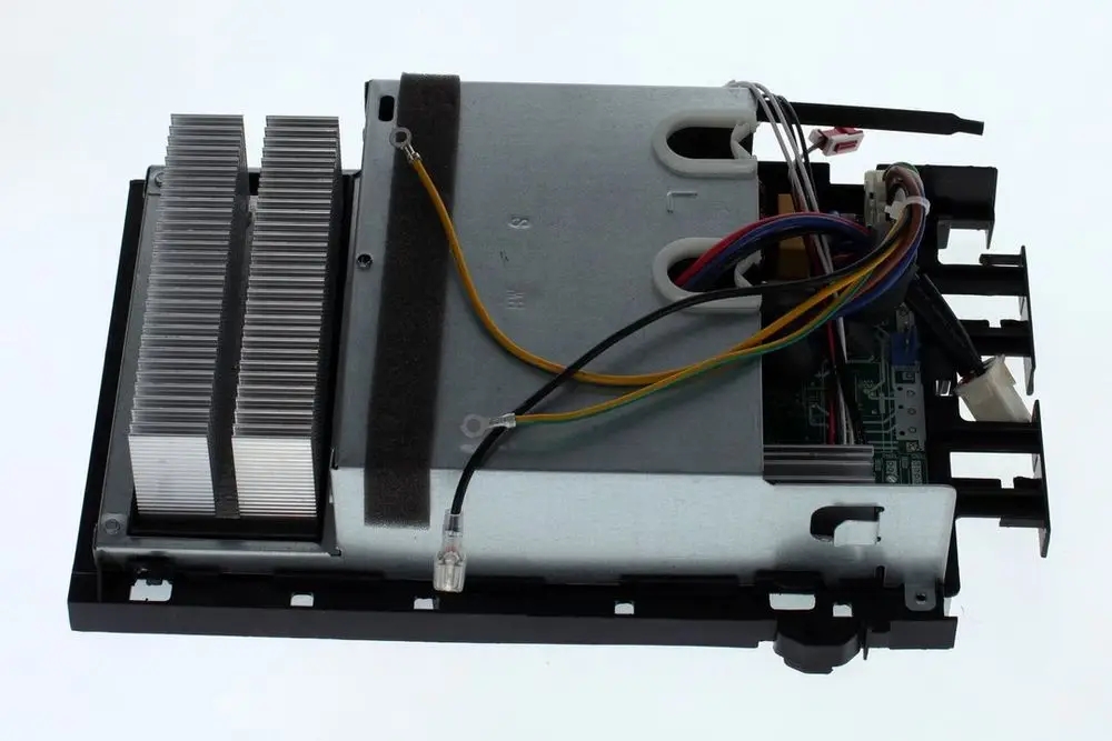 BOSCH elektronische Steuerungseinheit mit Kühlkörper, versehen mit Kabeln und Anschlüssen zur Verbindung mit weiteren Komponenten.